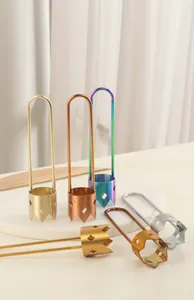 Gros plan d'évidoirs en acier inoxydable 304 multicolores avec pointes dentelées en couronne