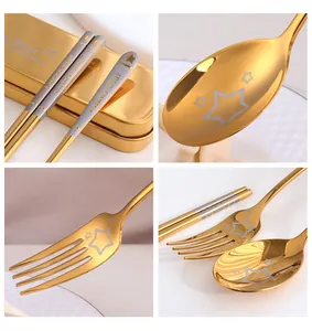 Detail van gouden roestvrijstalen bestekset met Lucky Star gravure en sterpatronen