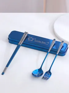 Detailopname van blauwe roestvrijstalen bestekset met Lucky Star patroon en opbergdoos