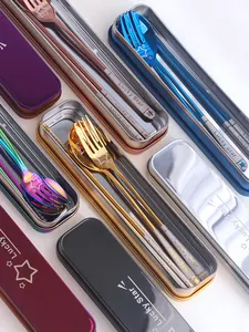 Detail van Lucky Star roestvrijstalen bestekset met sterpatroon in diverse metalen kleuren