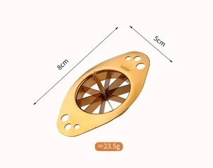 Vue macro d'un coupe-oignon en acier inoxydable doré, dimensions 8 cm par 5 cm