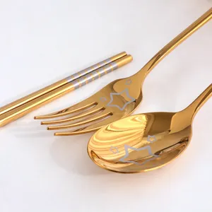 Gouden roestvrijstalen bestekset met sterpatroon inclusief lepel vork en eetstokjes