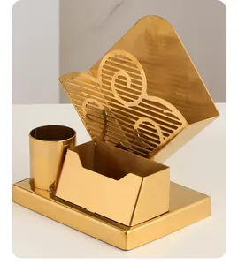 Detail van gouden roestvrijstalen bureau-organizer met opengewerkt wolkenpatroon ontwerp