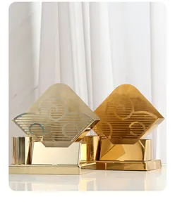 Detail van de gouden roestvrijstalen servethouder met opengewerkt wolkenpatroon design