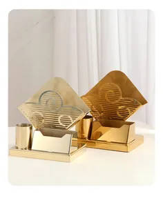 Detailopname van gouden bureau-organizer met wolkpatroon en houder voor visitekaartjes