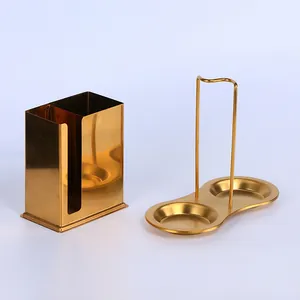Détail du support à couverts en acier inoxydable doré avec une finition miroir polie