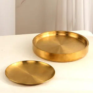 Détail du lot de plateaux en acier inoxydable 304 doré brossé avec texture circulaire