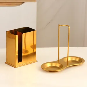 Détail du support de louche en acier inoxydable doré et du porte-serviettes chic