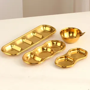 Détail du set de coupelles à sauce en acier inoxydable doré à plusieurs compartiments