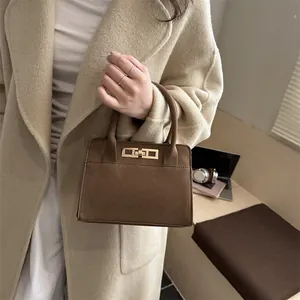 Borsa a mano squadrata in pelle scamosciata marrone con chiusura girevole dorata chic