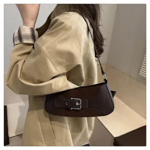 Bolso vintage marrón al hombro con textura de cuero liso y hebilla metálica