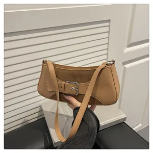 Detalle del bolso de cuero camel y ante con una hebilla metálica decorativa de alta calidad