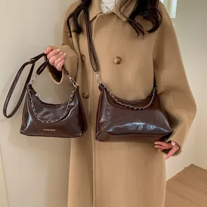 Détails de sacs à main en cuir huilé marron foncé avec chaîne argentée et bandoulière