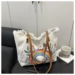 Detailansicht der Canvas-Tasche mit Fransenrand und buntem Regenbogen-Print-Design