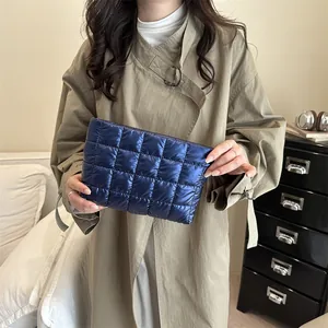 Pochette matelassée bleu foncé tendance avec éclat métallisé et texture de luxe