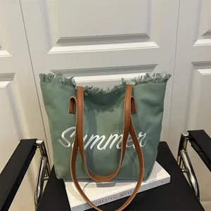 Sac fourre-tout en toile vert Morandi avec broderie Summer et anses en cuir brun