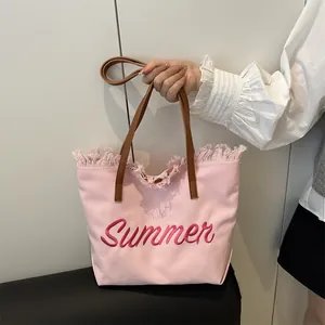 Sac fourre-tout en toile rose avec broderie Summer, bords frangés et anses en cuir