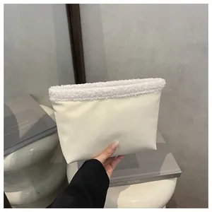 Dettaglio della pochette in PU bianco crema con bordo in morbido shearling sintetico