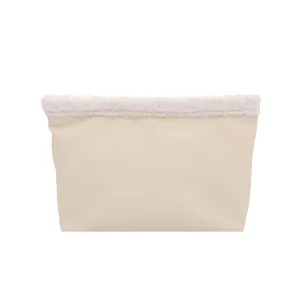 Elegante pochette beige in ecopelle con bordo in pelliccia sintetica bianca e design a rettangolo