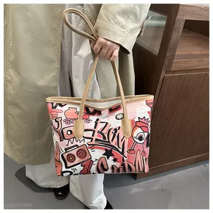 Dettaglio della borsa tote in tela con stampa graffiti e manici in pelle pregiata