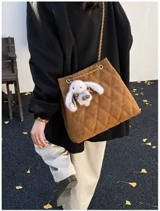 Bruine gewatteerde crossbodytas met gouden ketting en schattige pluche konijnenhanger