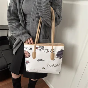 Borsa tote in tela minimalista con motivi astronauta e manici in pelle marrone da donna