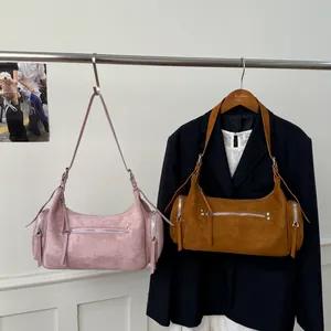 Detail von böhmischen Wildleder-Umhängetaschen mit mehreren Reißverschlüssen in Rosa und Braun