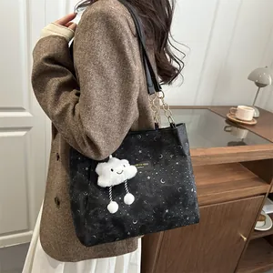 Borsa tote nera con motivo a stelle, tracolla a catena dorata e ciondolo a nuvola