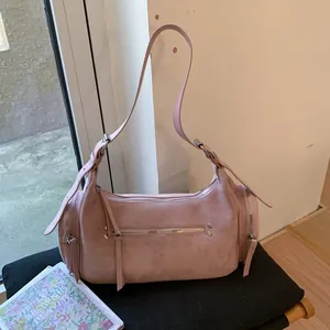 Detailansicht der rosa Wildleder-Schultertasche mit silbernen Reißverschluss-Details