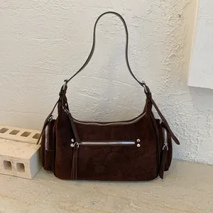 Retro dunkelbraune Wildleder Motorrad Hobo Tasche mit Reißverschlüssen und Nieten Details
