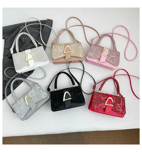 Groupe de sacs bandoulière chics en six couleurs avec boucles dorées en forme de D