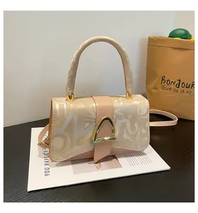 Détail du sac à main champagne en cuir PU avec boucle en D et texture abstraite