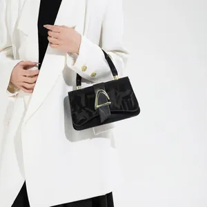 Sac à main carré noir classique avec boucle fer à cheval dorée et motif gaufré subtil