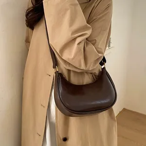 Sac à bandoulière croissant marron foncé pour femme avec boucles métalliques dorées élégantes