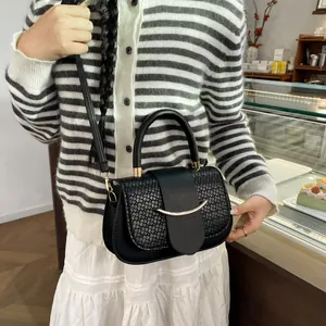 Petit sac à main noir pour femme avec boucle dorée et texture tissée élégante