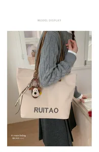 Canvas shopper met Ruitao-borduurwerk en een schattige pluche puppy-hanger