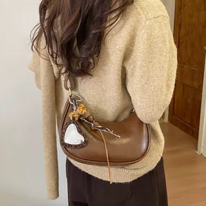 Sac demi-lune en similicuir marron avec miroir coeur et accessoires imprimé léopard