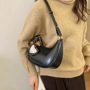 Sac hobo croissant noir avec détails dorés et breloque miroir cœur motif léopard