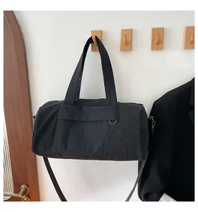 Detailansicht der schwarzen Nylon-Tasche mit Doppelriemen und metallischem D-Ring-Detail