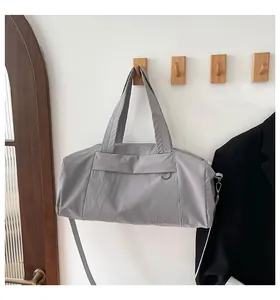 Graue Nylon-Kissentasche am Haken zeigt Stofftextur und Details zum Schultergurt