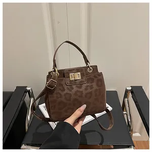 Détail du sac seau léopard avec boucle dorée et bandoulière réglable pratique