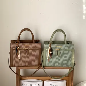Détails des sacs bandoulière en tweed avec breloques en bois et logo doré chic