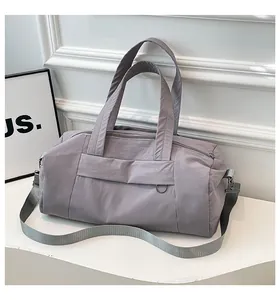 Detailansicht der dunkelgrauen Nylon-Kissentasche mit stabilen Griffen und verstellbarem Gurt