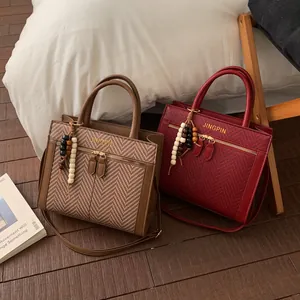 Détail du motif à carreaux vintage et breloque perlée sur sacs à main marron et bordeaux