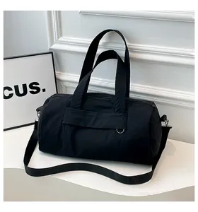 Nahaufnahme der schwarzen Zylindertasche aus Nylon mit D-Ring und robuster Textur
