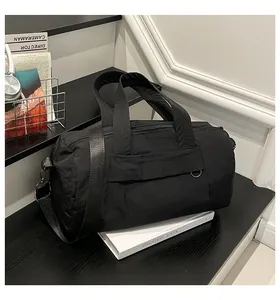 Detail der schwarzen Nylon-Boston-Tasche mit verstellbarem Riemen auf modernem Display