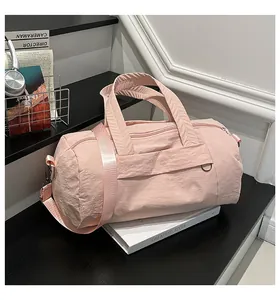Detail der rosa Nylon-Kissentasche mit wasserfester Textur und metallischer D-Ring-Schnalle