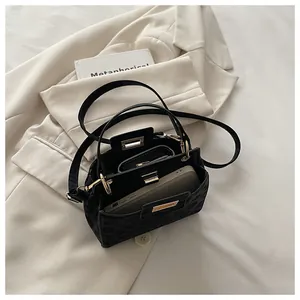 Détail du sac léopard montrant l'intérieur pour smartphone et porte-cartes de crédit