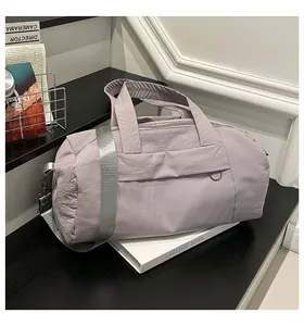 Detail der lila wasserdichten Nylon-Sporttasche mit Gurt und großer Vordertasche