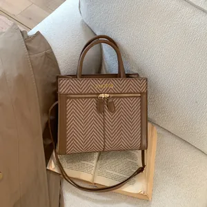 Vue détaillée du sac cabas marron à chevrons avec double fermeture éclair